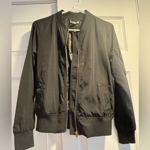 Bomber-style black jacket with lining and zipper